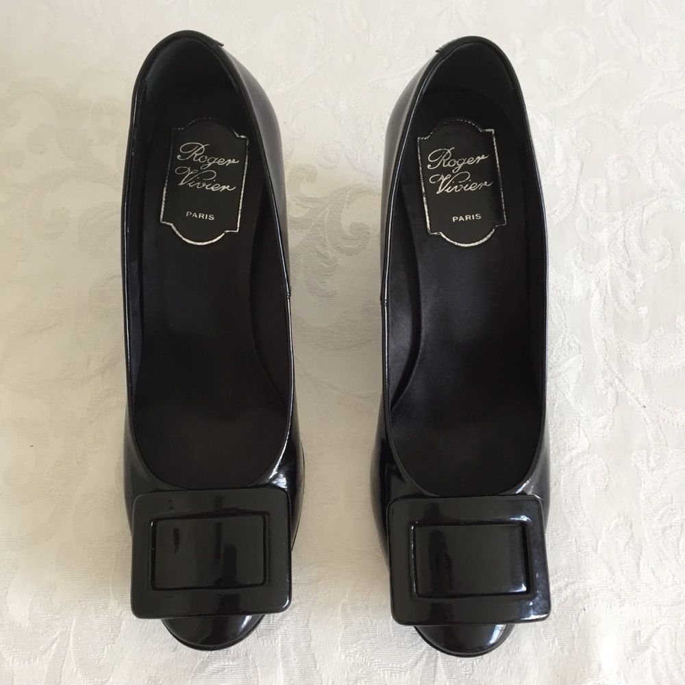 Roger vivier trompette black wedge buckle pumps